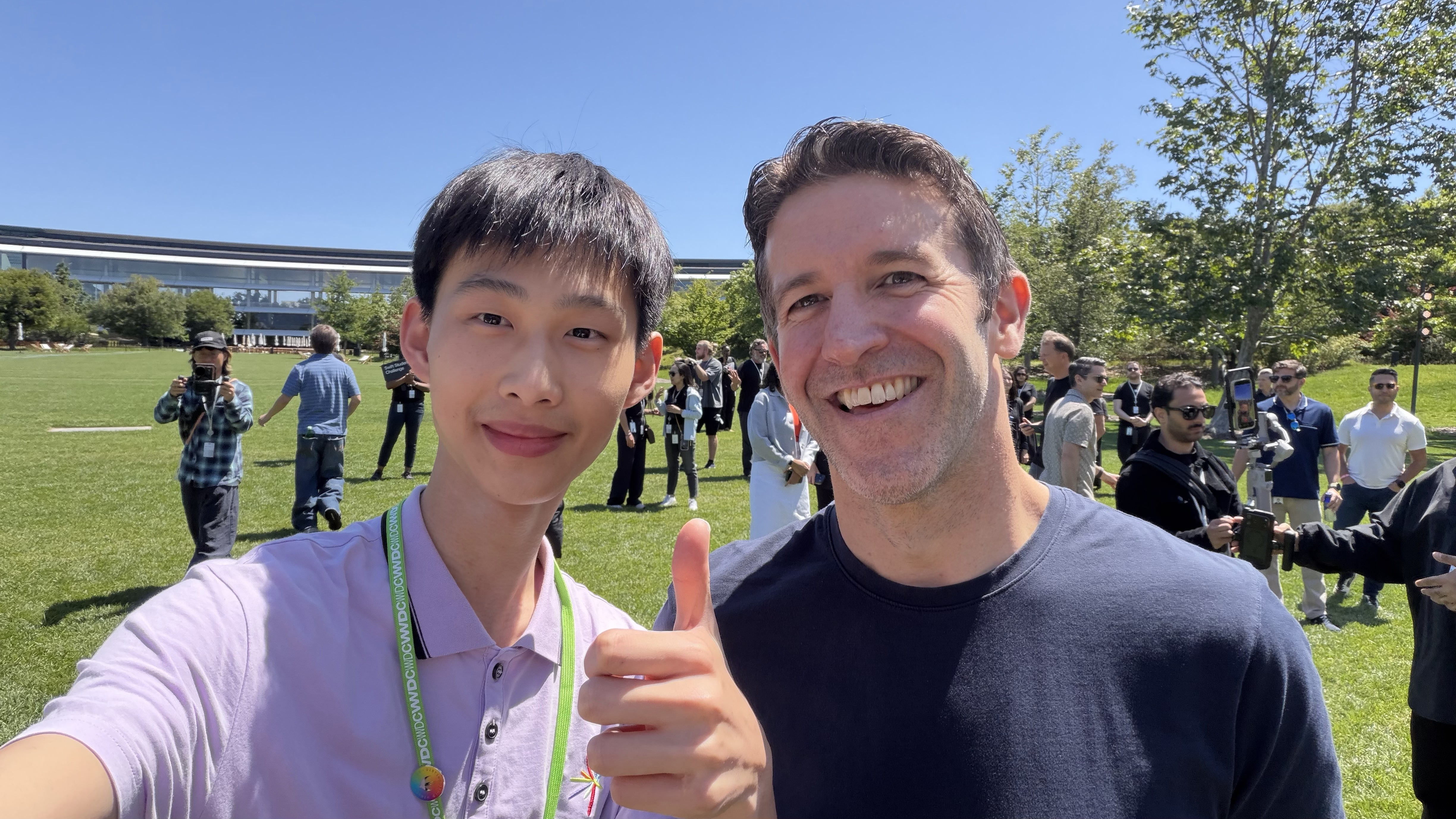 李泽轩同学在 Apple Park 与嘉宾合影