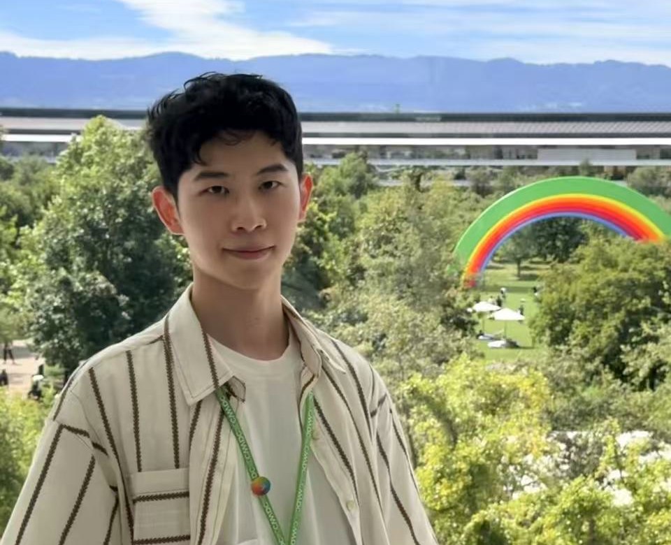 Timo 吴同学在 Apple Park 彩虹景观前的照片
