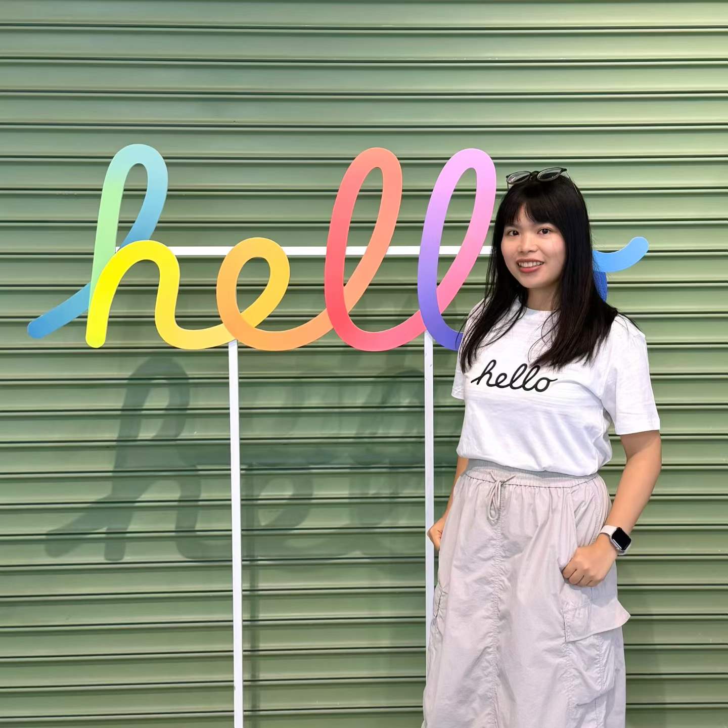 Tina 岑同学在 hello 彩色装置旁的照片
